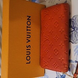 LOUIS VUITTON EMPRIENTE Zip around wallet./ box and dustbag included.